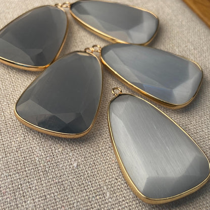 Facettierter grauer synthetischer Katzenauge Kristall Anhänger mit goldfarbener Fassung für DIY Schmuckherstellung und Boho Schmuckdesign