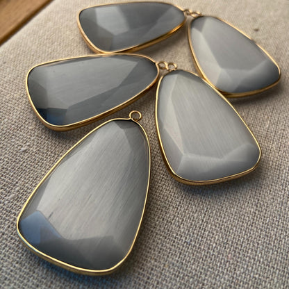 Facettierter grauer synthetischer Katzenauge Kristall Anhänger mit goldfarbener Fassung für DIY Schmuckherstellung und Boho Schmuckdesign