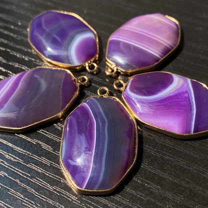 Facettierter lila Achat Anhänger mit Goldrahmen für Schmuckherstellung · Boho Stil · Naturstein Bastelperlen für DIY Halsketten & Geschenke