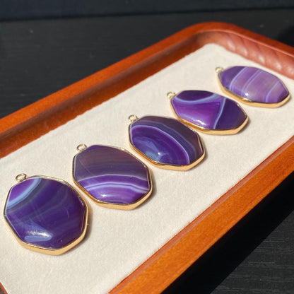 Facettierter lila Achat Anhänger mit Goldrahmen für Schmuckherstellung · Boho Stil · Naturstein Bastelperlen für DIY Halsketten & Geschenke