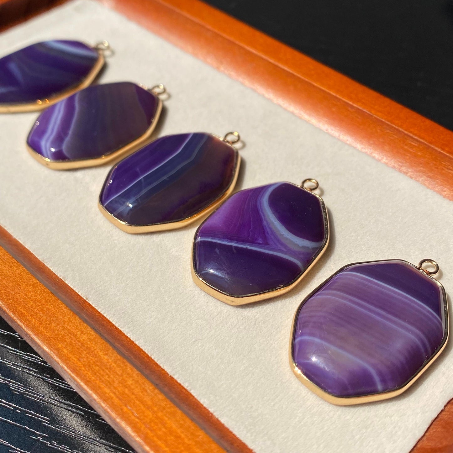 Facettierter lila Achat Anhänger mit Goldrahmen für Schmuckherstellung · Boho Stil · Naturstein Bastelperlen für DIY Halsketten & Geschenke