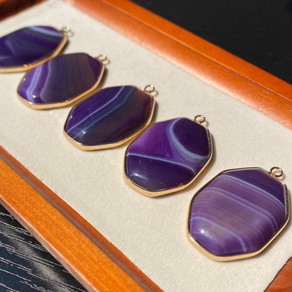 Facettierter lila Achat Anhänger mit Goldrahmen für Schmuckherstellung · Boho Stil · Naturstein Bastelperlen für DIY Halsketten & Geschenke