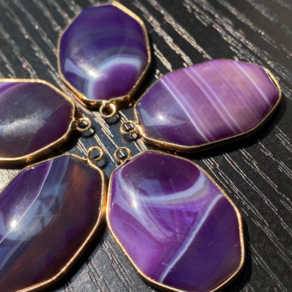 Facettierter lila Achat Anhänger mit Goldrahmen für Schmuckherstellung · Boho Stil · Naturstein Bastelperlen für DIY Halsketten & Geschenke