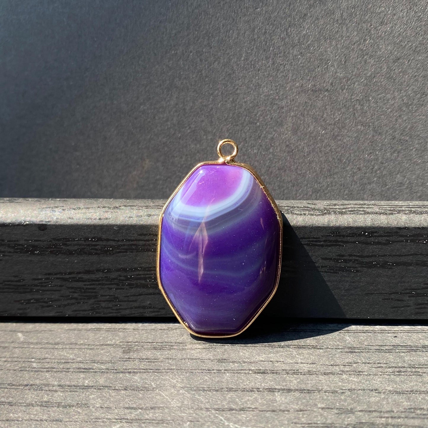 Facettierter lila Achat Anhänger mit Goldrahmen für Schmuckherstellung · Boho Stil · Naturstein Bastelperlen für DIY Halsketten & Geschenke