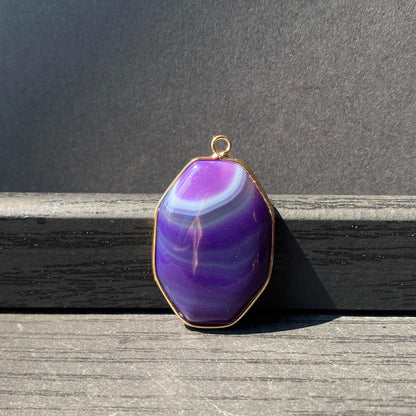 Facettierter lila Achat Anhänger mit Goldrahmen für Schmuckherstellung · Boho Stil · Naturstein Bastelperlen für DIY Halsketten & Geschenke