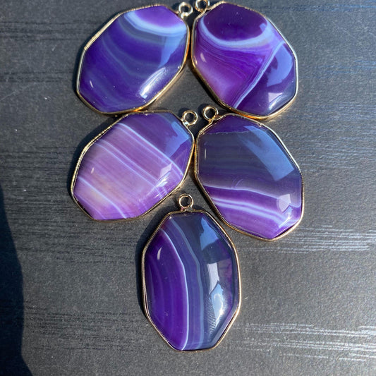 Facettierter lila Achat Anhänger mit Goldrahmen für Schmuckherstellung · Boho Stil · Naturstein Bastelperlen für DIY Halsketten & Geschenke