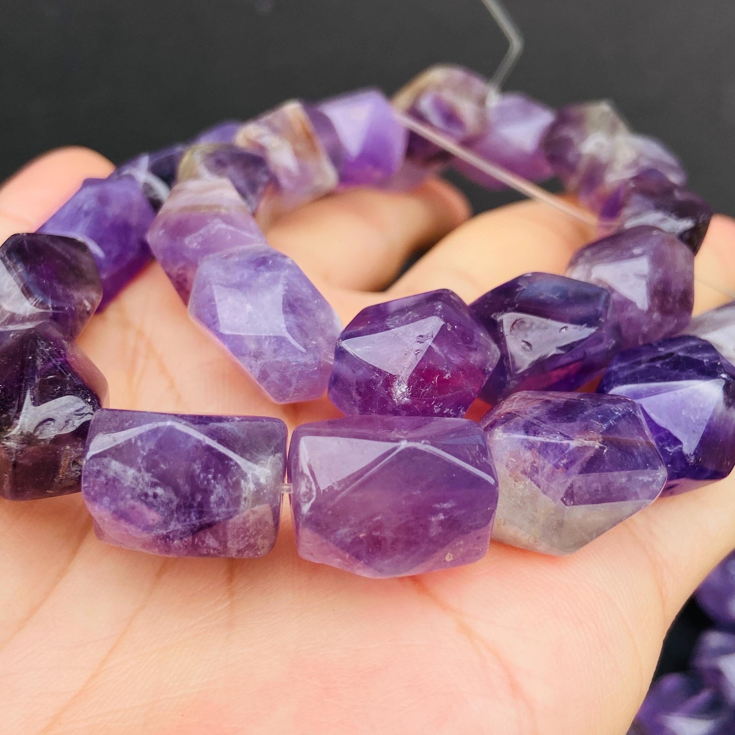 Natürliche Amethyst Edelsteinperlen für DIY Schmuck, Facettierte Chunky Nugget Form, Lila Kristallstrang für Armband oder Kette Basteln
