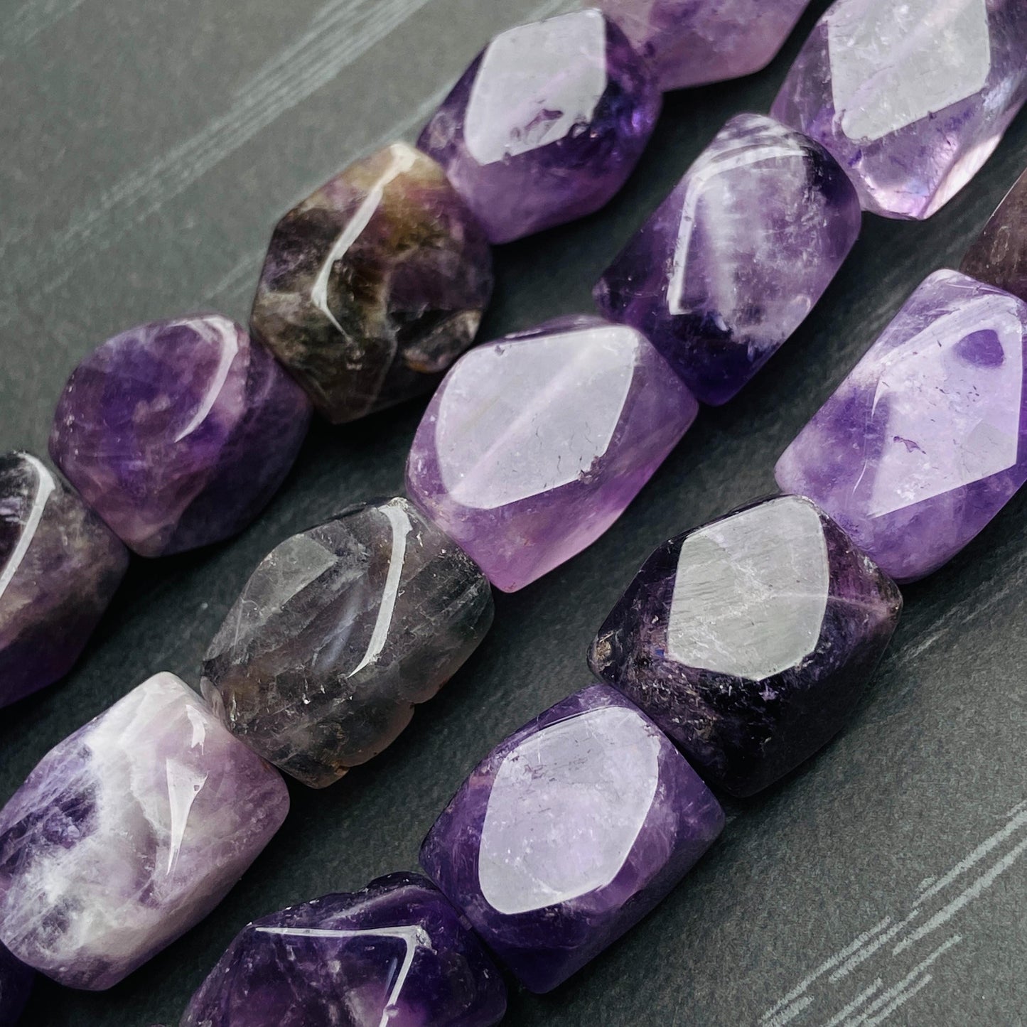 Natürliche Amethyst Edelsteinperlen für DIY Schmuck, Facettierte Chunky Nugget Form, Lila Kristallstrang für Armband oder Kette Basteln