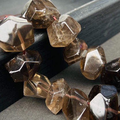 Natürliche Rauchquarz Perlen Strang, unregelmäßig facettierte Kristall Nuggets für Schmuckherstellung, Boho DIY Heilstein Bastelperlen 40cm