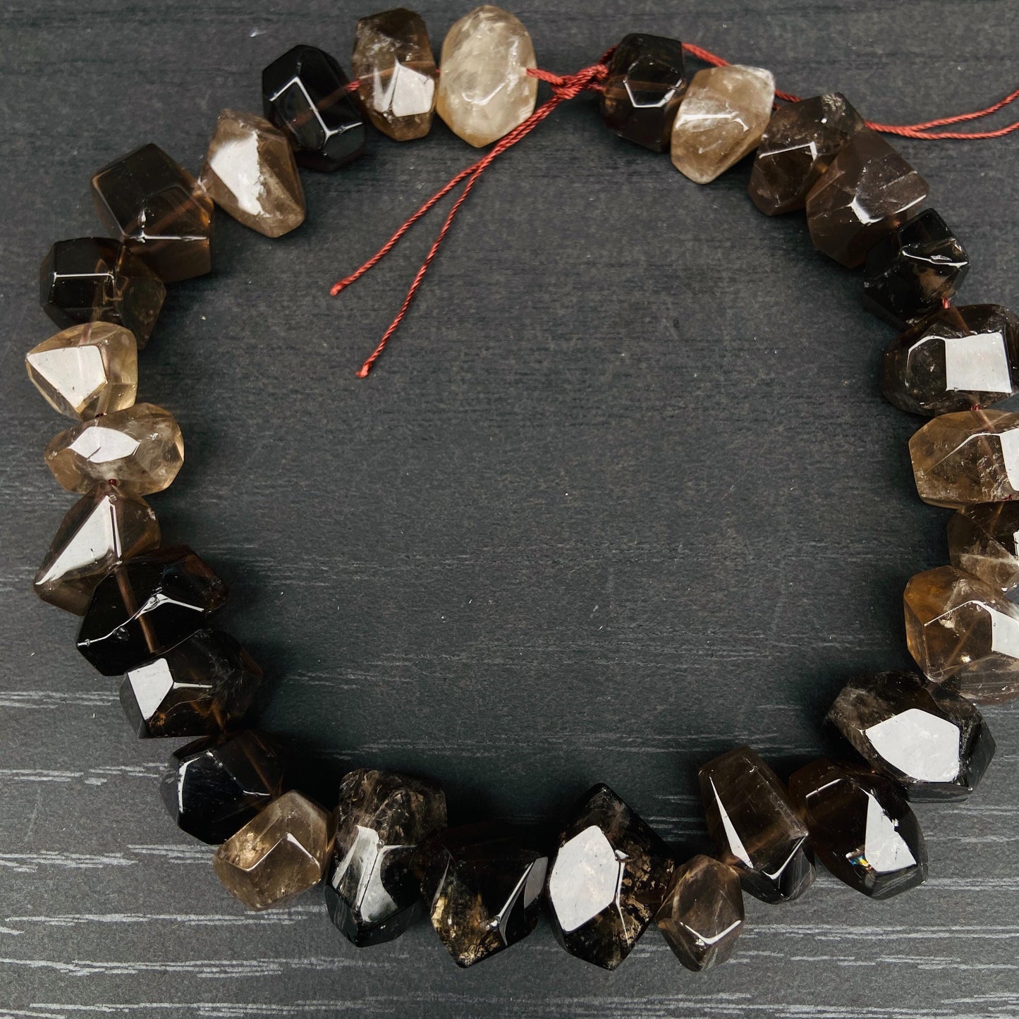 Natürliche Rauchquarz Perlen Strang, unregelmäßig facettierte Kristall Nuggets für Schmuckherstellung, Boho DIY Heilstein Bastelperlen 40cm