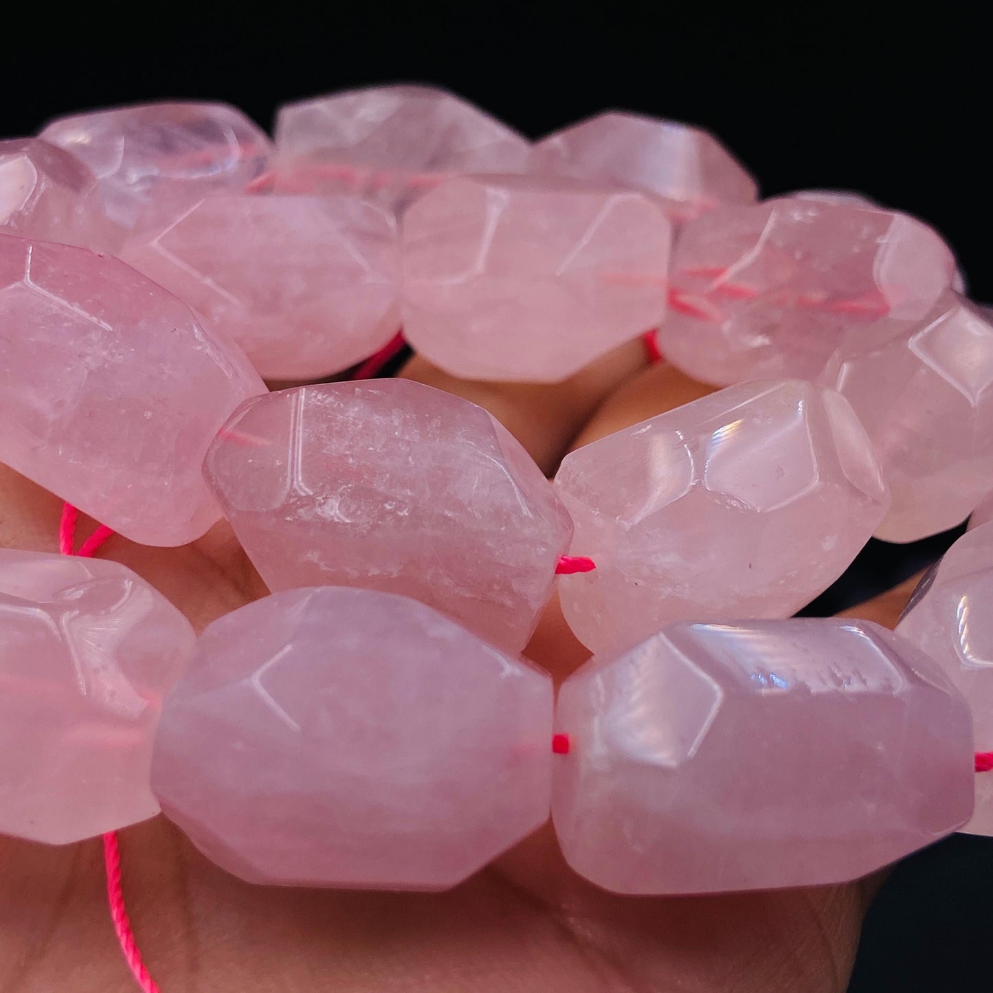 Natürliche Rosenquarz Perlen Nuggets, rosa Kristall Heilstein Strang für Schmuckherstellung, Boho DIY Bastelperlen, facettierte Edelsteine