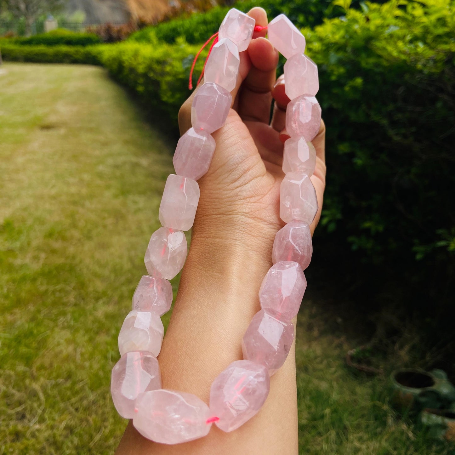 Natürliche Rosenquarz Perlen Nuggets, rosa Kristall Heilstein Strang für Schmuckherstellung, Boho DIY Bastelperlen, facettierte Edelsteine