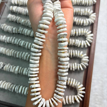 Weiße Naturstein Perlen für DIY Schmuckherstellung, flache Howlith Scheiben für Boho Armbänder, Halsketten und Heilstein Projekte