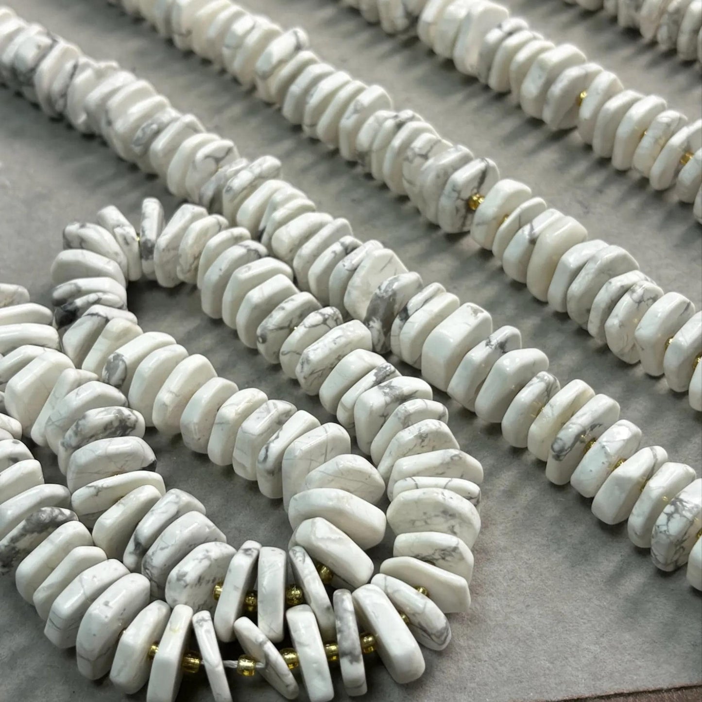 Weiße Naturstein Perlen für DIY Schmuckherstellung, flache Howlith Scheiben für Boho Armbänder, Halsketten und Heilstein Projekte