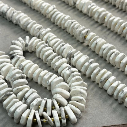 Weiße Naturstein Perlen für DIY Schmuckherstellung, flache Howlith Scheiben für Boho Armbänder, Halsketten und Heilstein Projekte