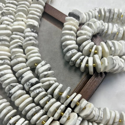 Weiße Naturstein Perlen für DIY Schmuckherstellung, flache Howlith Scheiben für Boho Armbänder, Halsketten und Heilstein Projekte