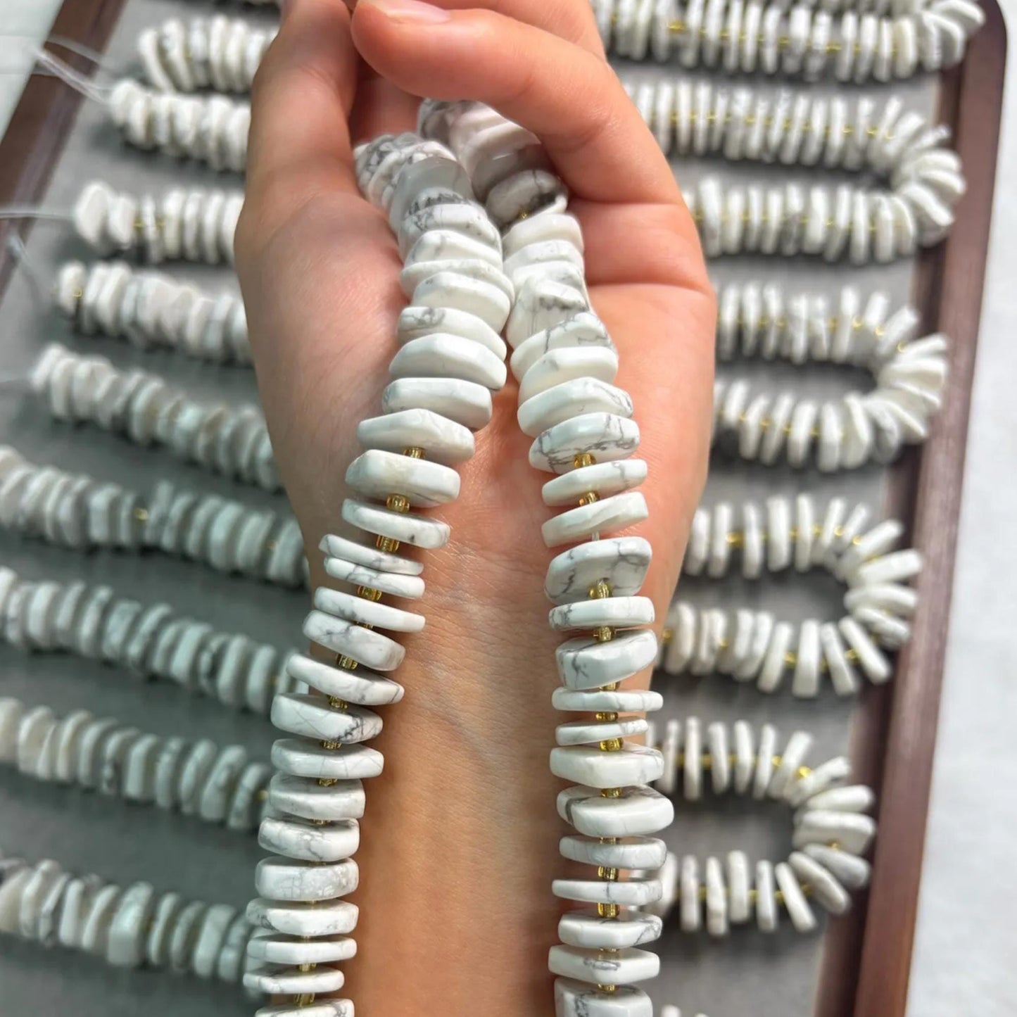 Weiße Naturstein Perlen für DIY Schmuckherstellung, flache Howlith Scheiben für Boho Armbänder, Halsketten und Heilstein Projekte