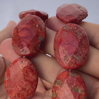 Natürliche rote Korallen Ovalperlen, polierte Edelsteinperlen, Boho DIY Schmuckherstellung, große Nuggets für Halsketten & Armbänder