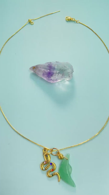 Schlangenanhänger mit Jade-Kristall | Spiritueller Talisman für Schutz & Transformation | Handgefertigter Edelsteinschmuck im Vintage-Stil