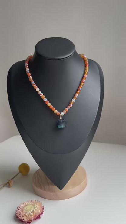 Kurze Halskette mit bunten Achatperlen und quadratischem blauen Fluorit-Anhänger · Handgemachter Boho-Schmuck · Geschenk für Frauen & Alltag