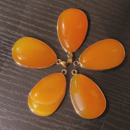 Gelber Achat Anhänger für DIY Schmuckherstellung, Naturstein mit Goldrand, Boho Bastelperlen für Halsketten oder Ohrringe