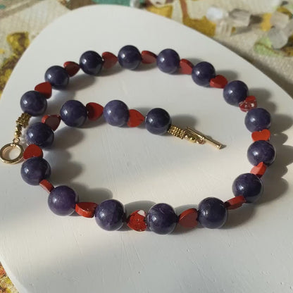 Boho Statement Halskette mit blauen Sodalith Perlen und roten Jaspis Herzen, handgefertigte Choker Kette, romantisches Geschenk für sie