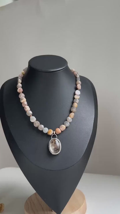 Kurze Edelsteinkette mit rosa Perlen und rotem Anhänger - Handgemachter Statement-Schmuck im sanften Stil - Geschenk für spirituelle Frauen