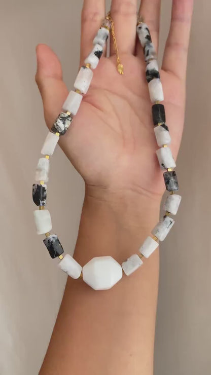 Handgemachte Halskette mit weißem Achat und Mondsteinperlen, Statement Choker in Schwarz Weiß, minimalistischer Boho Schmuck für Frauen