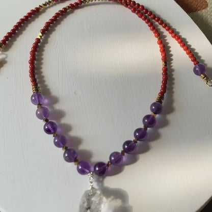Handgefertigte Edelstein Halskette mit rotem Achat, Amethyst und natürlichem Kristallanhänger, Boho Choker Geschenk für Frauen
