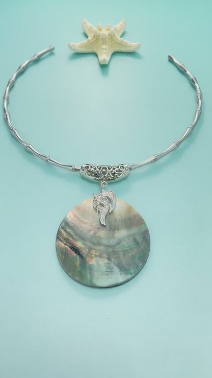 Halskette mit Totem-Anhänger aus natürlicher Muschel | Spirituelles Retro-Halsband aus Titan | Handgefertigter Boho-Schmuck mit Symbolkraft