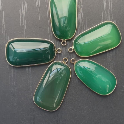 Grüner Achat Anhänger für DIY Schmuckherstellung, Naturstein mit Goldrand, Boho Bastelperlen für Halsketten oder Ohrringe, Einzelstück