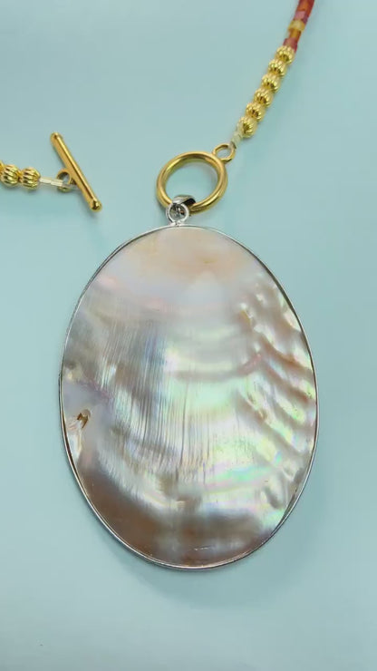 Boho Coastal natürliche Muschelanhänger Halskette | Warme Karamell- und Orangetöne handgefertigte Perlen | Lässiger Urlaubsschmuck