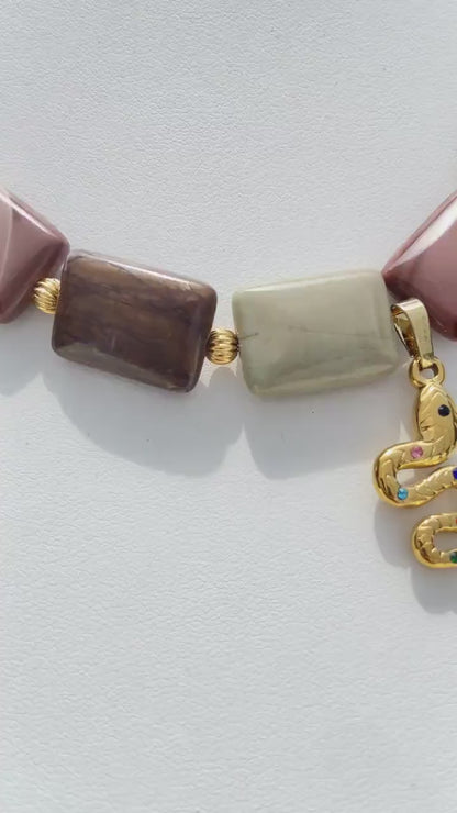 Tribal Mystic Stil rechteckige Naturstein Halskette | Schlangen Talisman Anhänger | Erdige Farben | Handgefertigtes symbolisches Design