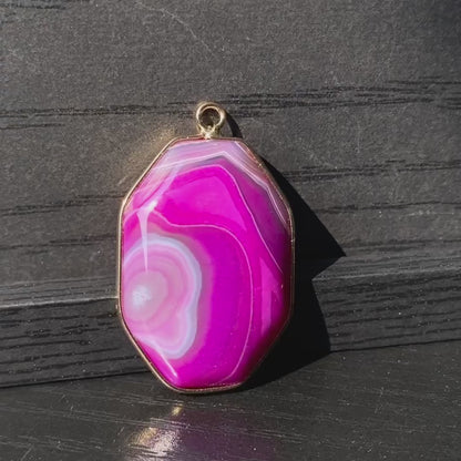 Lila Achat Anhänger für DIY Schmuckherstellung, Naturstein mit Goldrand, Boho Bastelperlen für Halsketten oder Ohrringe