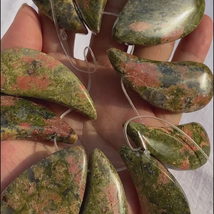 Natürliche Unakit Edelstein Tropfen Anhänger für DIY Schmuckherstellung, polierte grün-rosa Steine im Boho und Tribal Stil