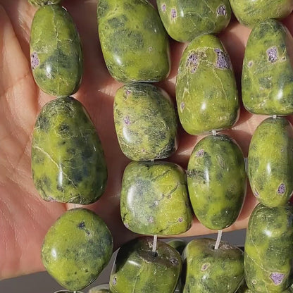 Tibetische Heilstein Perlen Naturgrün Zangyu Trommelsteinperlen, Serpentin mit Stichtit DIY Boho Schmuck Bastelzubehör