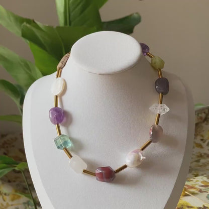 Boho Edelstein-Halskette | Barockperle &amp; Roter Achat | 13 Natursteine ​​mit goldenen Röhren-Abstandshaltern – Einzigartiges Geschenk für Sie