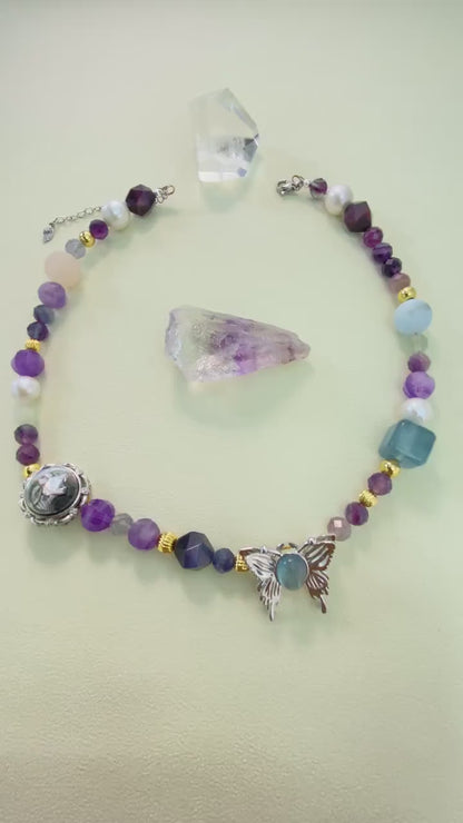 Schmetterling handgefertigte Perlenkette | Art Nouveau Vintage Anhänger | Bunte unregelmäßige Edelsteine | Freier Stil Kristallschmuck