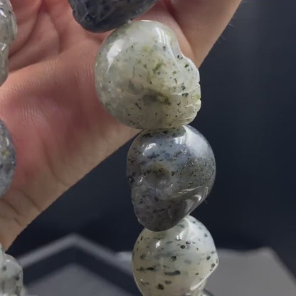 Handgeschnitzte Totenkopf Perlen aus schwarzem Naturstein für DIY Schmuckherstellung Halloween Boho Deko Kristall Bastelperlen