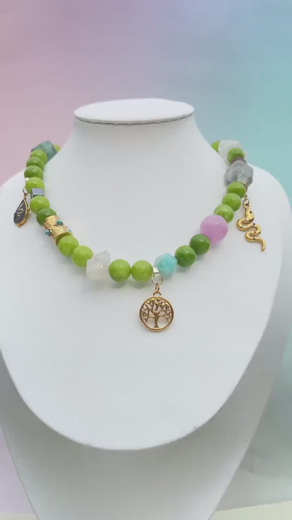 Handgemachte Edelsteinkette in Apfelgrün mit Naturperlen & Vintage-Charms · Boho Halskette im Waldstil · Geschenk für Frauen mit Stil