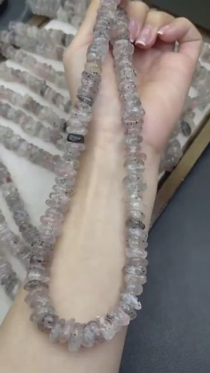 Unregelmäßige Glimmer‑Rosenquarz‑Nuggets 11 mm | Phantom‑Effekt, schwarze Glimmereinschlüsse & Handpoliert für DIY Armbänder, Halsketten