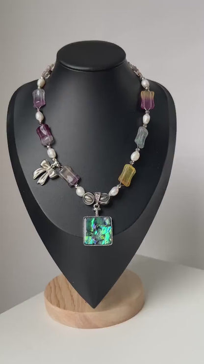 Statement-Halskette mit Regenbogen-Edelsteinen, Barockperlen & Abalone-Anhänger · Farbenfroher Schmuck · Handgemacht · Geschenk für Frauen