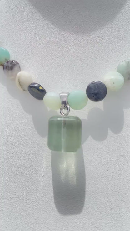 Handgemachte Edelsteinkette mit bunten Natursteinen & grünem FluoritAnhänger · Spiritueller Boho-Schmuck · Geschenk für Frauen mit Bedeutung