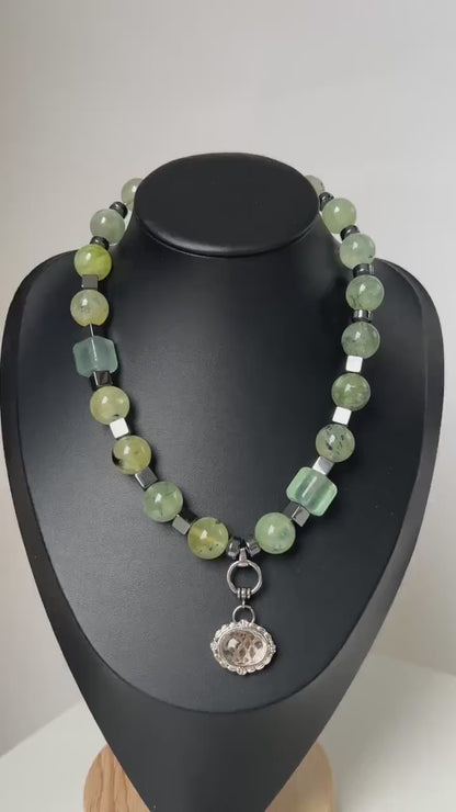 Boho-Halskette mit großen grünen Natursteinen · Statement-Schmuck im Waldstil · Handgemacht & kurz · Geschenk für naturverbundene Frauen