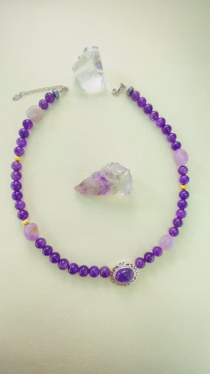 Große natürliche violette handgefertigte Perlenkette | Strukturierte Amethystperlen | Vintage-Silberanhänger | Spiritueller Heilstil