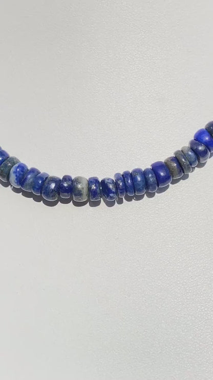 Handgefertigte Lapis unregelmäßige flache Perlenkette | Rohtextur | Industrieller Vintage Silber geschnitzter Herzanhänger | Kühle Perlen