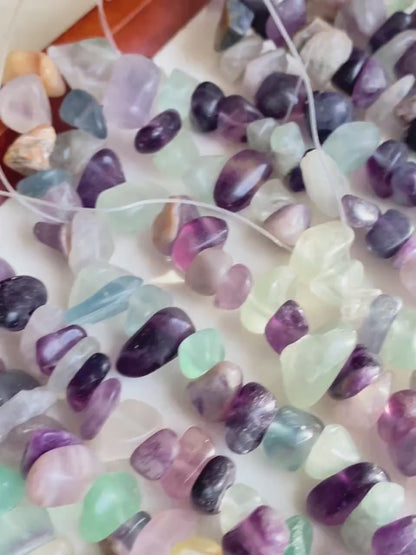 80cm Natürliche Fluorit Splitter Perlen zum Schmuck Basteln, gebohrte Edelsteine für DIY Armbänder & Halsketten, Chunky Nugget Stil