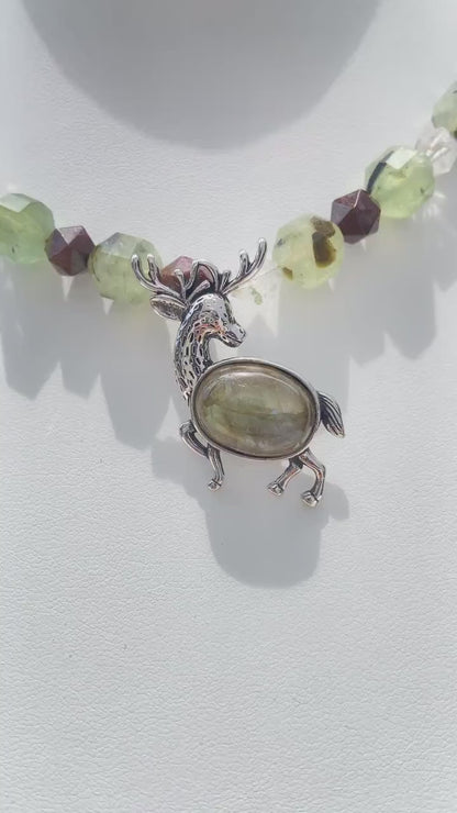 Spiritueller Naturalismus Hirsch Anhänger Halskette | Handgefertigtes Talisman-Design | Grüner Kristall & Labradorit Heilenergie Schmuck