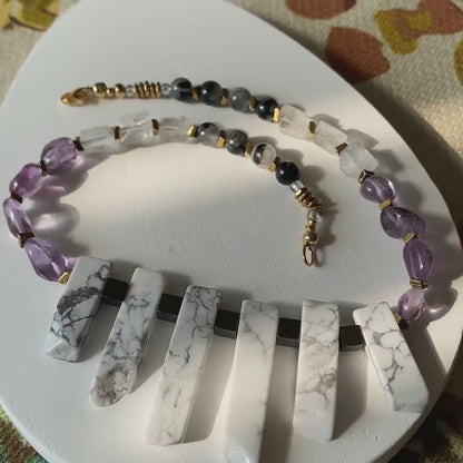 Statement Edelsteinkette · Weißer Howlith & Amethyst · Geometrischer Choker · Handgemachter Heilstein Schmuck