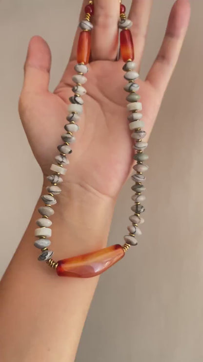 Boho Choker mit rotem Achat und weißen Natursteinen, handgefertigte Edelstein Halskette, Statement Schmuck, Geschenk für Frauen